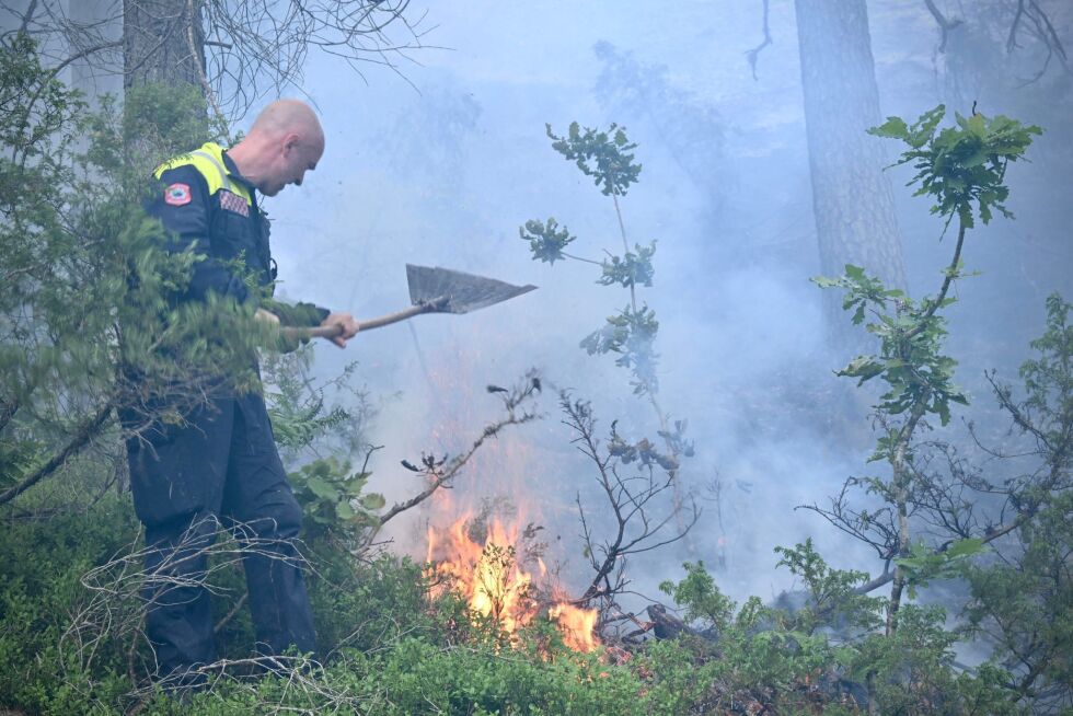 BRANN: Brannmannskapene i Mykland venter fremdeles på brannhelikopter. FOTO: OLAV SVALAND