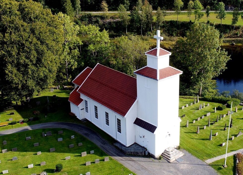 MARKERING: Søndag er det Allehelgensdag. Og Froland kirke har åpne dører. DRONEFOTO: BAARD LARSEN/HOMDAL & LARSEN AS.