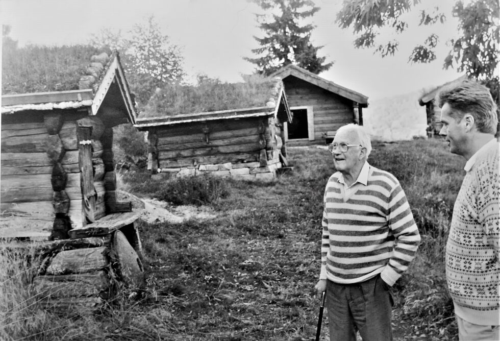 Einar Krag og svigersønnen Knut Erik Kjørstad midt i samlingen av eldgamle bygninger. Mølla er ikke med på bildet, som er fra 1987.
 Foto: Salve Haugaas