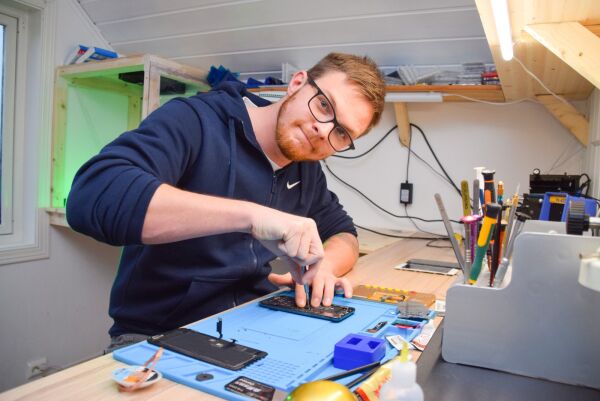 Drømmer om å leve av å fikse mobiler