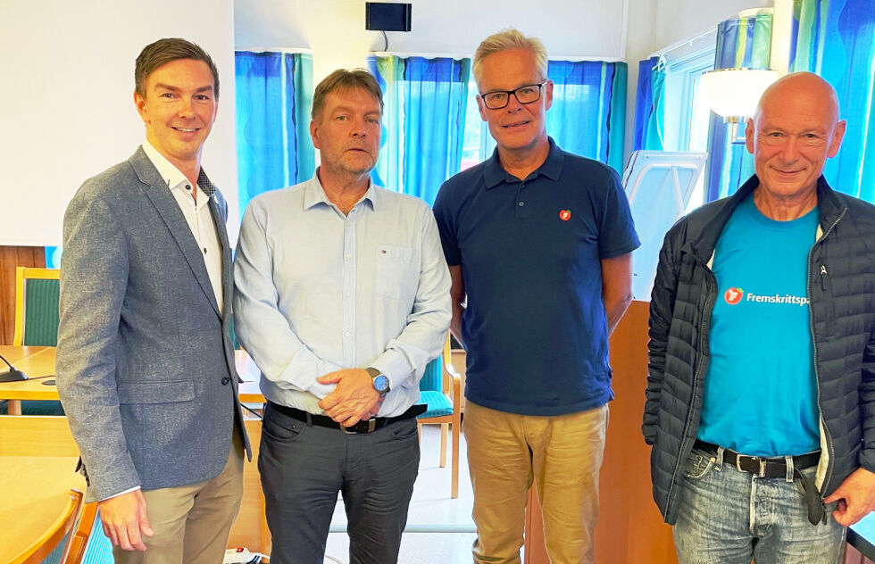 FROLAND: Stian Omdalsmoen, Steinar Rørvik og Oddvar Østreim fra Froland FrP med nestleder i partiet Hans Andreas Limi (mørk skjorte). 			FOTO: PRIVAT
