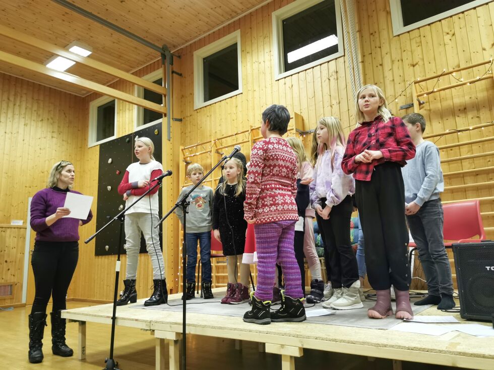 MYKLAND: Elevene fremførte dikt, sketsjer, sanger og parodier fra scenen i gymsalen. 
								BEGGE FOTO: JEANETTE SELÅS