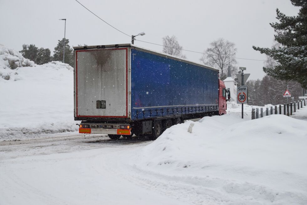 GLATT: En semitrailer kommer ikke opp bakken fra hovedveien og opp mot Mjølhusmoen kappell fredag ettermiddag. Mye snø har gjort det glatt i området. FOTO: RAYMOND ANDRE MARTINSEN