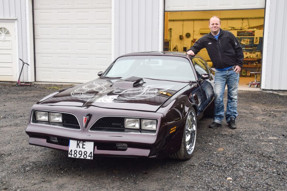 KJØRETØY: Ken Vidar Solheim med sin 1978 Pontiac Trans-Am som han har brukt 10 år på å bygge helt fra bunnen av.  FOTO: RAYMOND ANDRE MARTINSEN