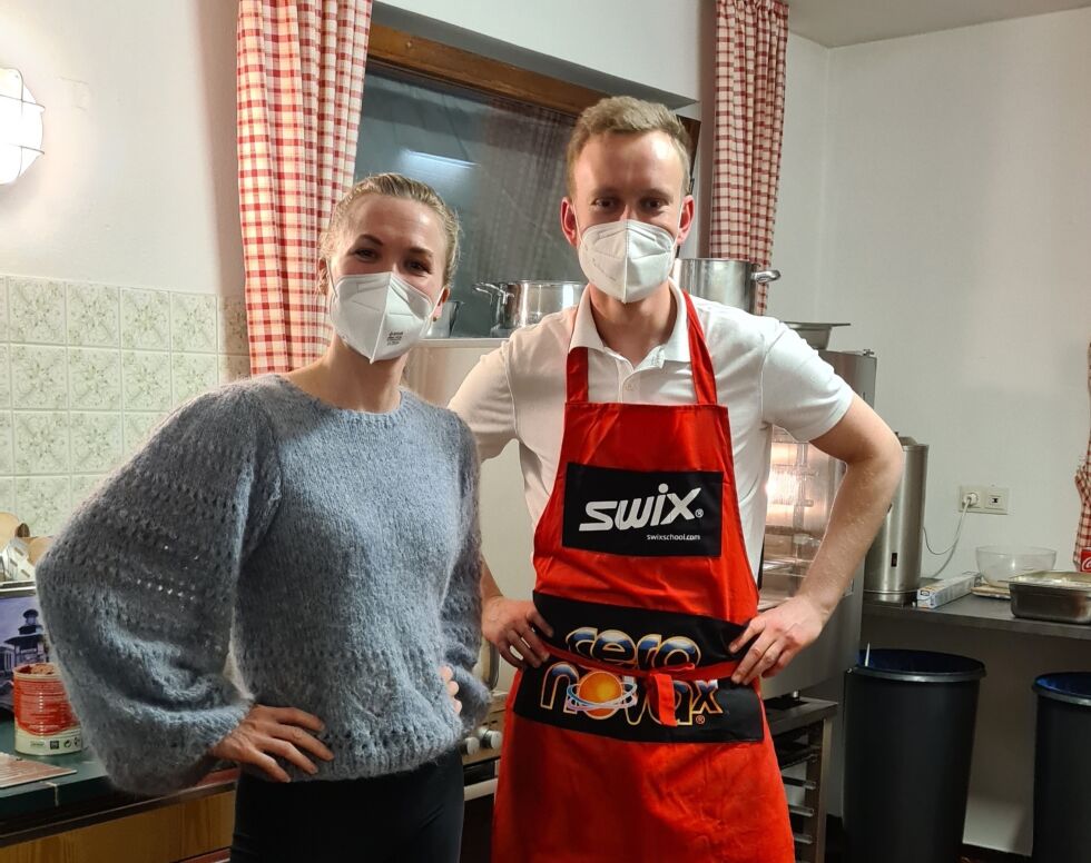 KOKK: Per Olav Hurv (28) har laget mat for det norske skiskytterlandslaget under oppholdet i Ruhpolding. Her har han besøk av Marte Olsbu Røiseland på kjøkkenet. FOTO: PRIVAT