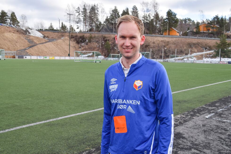 FOTBALLGRUPPA: Kristoffer Hurv er ny leder for fotballen i Froland IL. Han ser frem til å jobbe mer med fotball. FOTO: RAYMOND ANDRE MARTINSEN