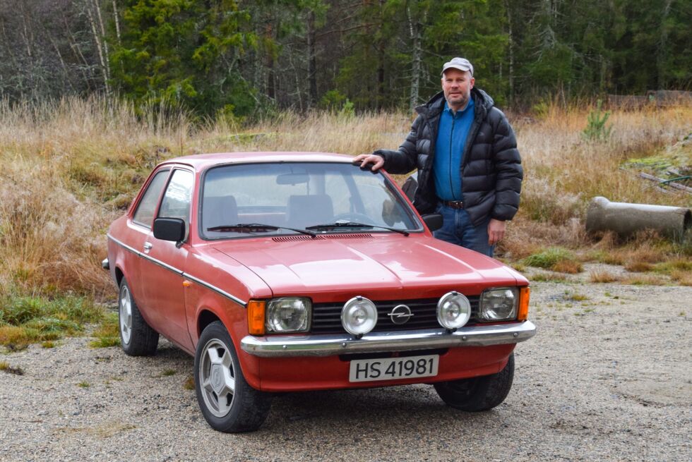KJØRETØY:  Ivar Øygarden med sin Opel Kadett fra 1978 hjemme i Veråsdalen. Bilen ble kjøpt for 3 år siden og er helt lik til ungdomsbilen han hadde i 1992. FOTO: RAYMOND ANDRE MARTINSEN