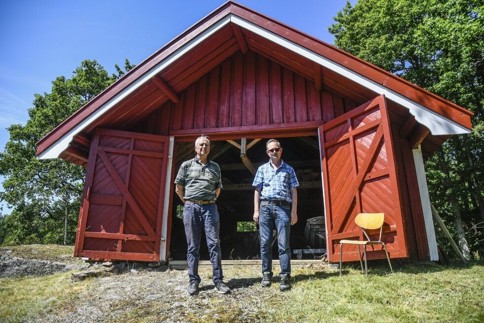 BÅTBUA PÅ TRESNES: Torjus Olsbu og Johnny Østreim tror det gamle båtbyggeriet vil komme mer til sin rett på Frolands Verk.
 Foto: Marie Hatlevoll