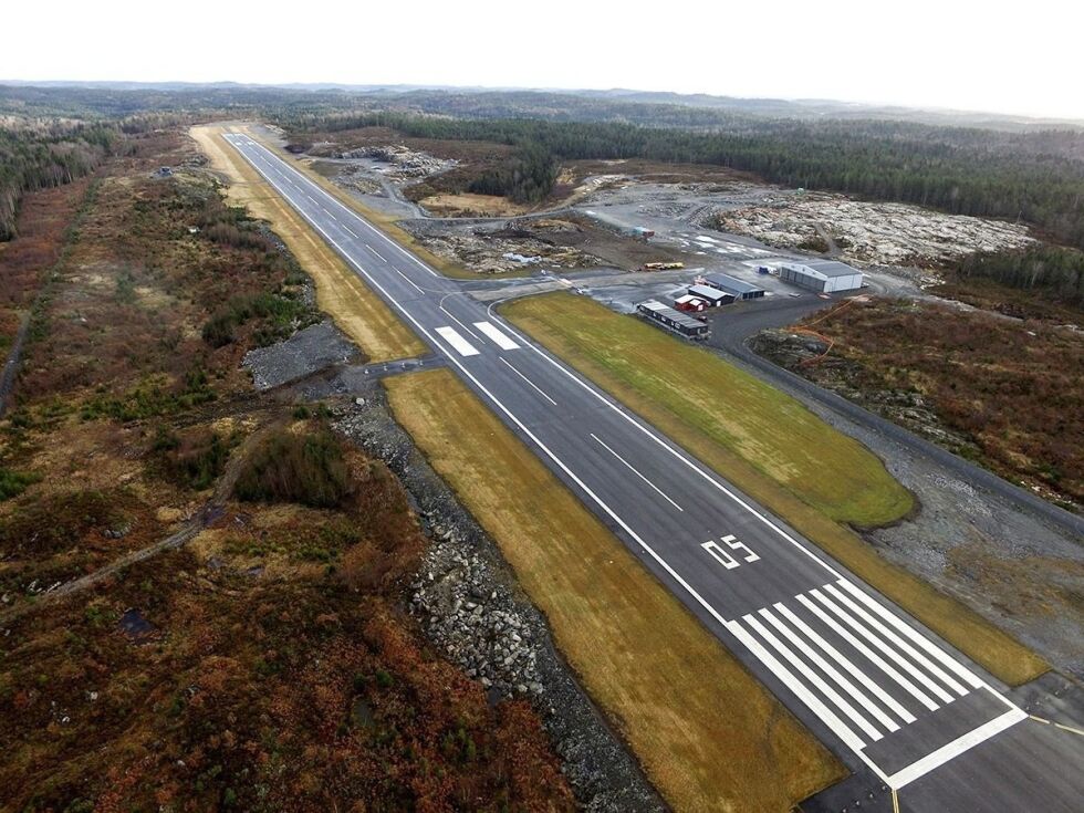 STORT: Det er området til venstre for rullebanen som er aktuelt område for batterifabrikk i Froland. DRONEFOTO: ARKIV