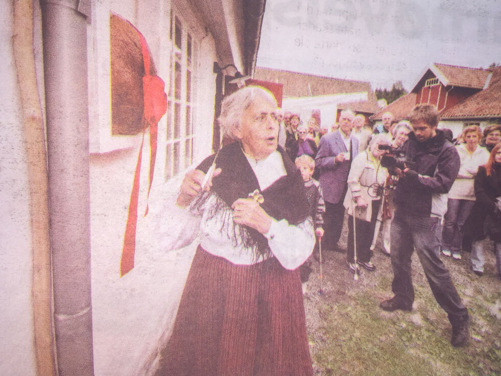 ÅPNING: Astrid Fidje foretar høytidelig åpning av Bryggerhuset ved å klippe over snora for et nybakt brød fra bakerovnen. ARKIVFOTO