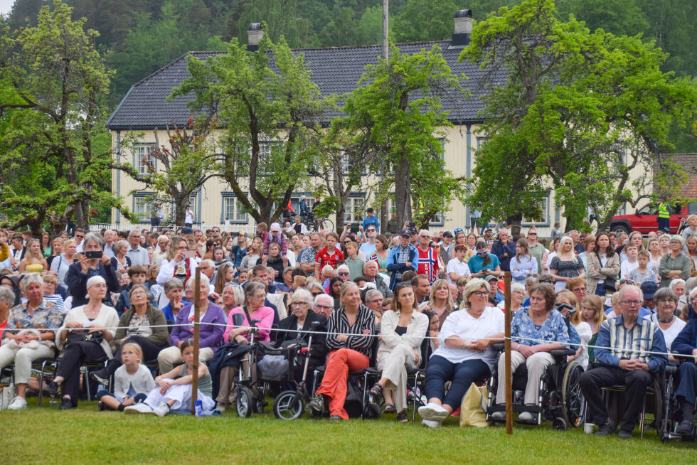 FOLKSOMT: Rundt 4 000 personer møtte opp i Storhagen på Frolands Verk for å få med seg kongeparets besøk søndag 26. mai. FOTO: RAYMOND ANDRE MARTINSEN