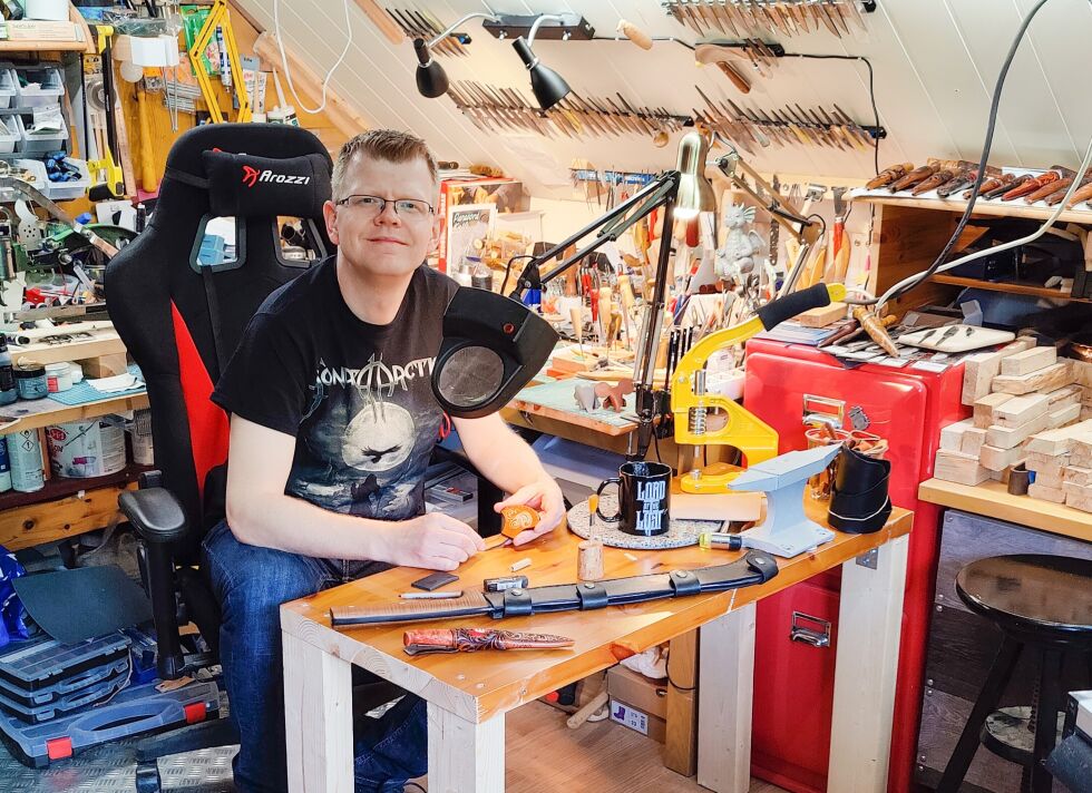 KNIVER & SLIRER: Frank Nilsen inne i verkstedet sitt hvor en ny kniv blir til. ALLE FOTO: PRIVAT