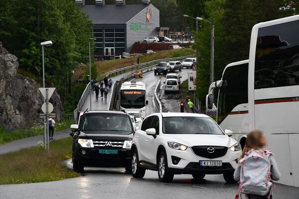 Vegvesen-sjef måtte dirigere: Full stopp i trafikken i Osedalen