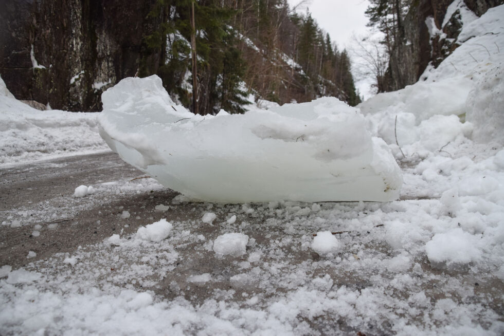 RAS: På Vestre Daleveien raste onsdag morgen en stor isblokk ut i veien. FOTO: RAYMOND ANDRE MARTINSEN