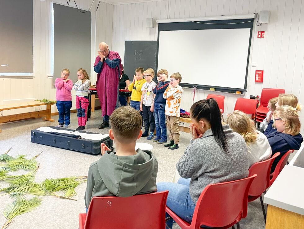 PÅSKESANG: De minste barna hadde øvd inn påskesang som de fikk være med å framføre på slutten av samlingen.
								ALLE FOTO: RACHEL OLSEN