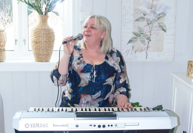 MUSIKK: Anita Sveinungsen forteller at det gir mye glede av å holde på med musikk. FOTO: ANNA JOHANNE SVEINUNGSEN