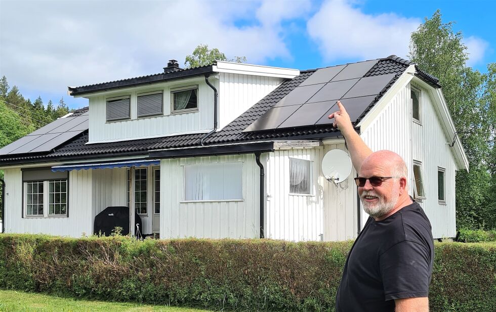 Trond Reinum er storfornøyd med solcelle-taket. FOTO: SALVE HAUGAAS