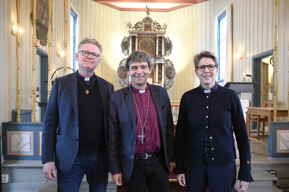 MØTER BYGDA: Sogneprest Ravn Karsrud, biskop Stein Reinertsen og prost Jorunn Raddum ser frem til et variert program under bispevisitasen.