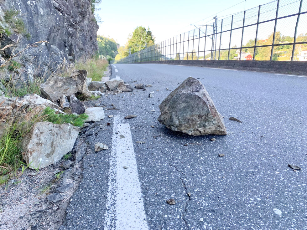 RAS: I slutten av juli i år gikk et lite steinras ut på Bøylestadveien. Nå har Agder fylkeskommune sjekket fjellet langs fylkesveien. FOTO: RAYMOND ANDRE MARTINSEN