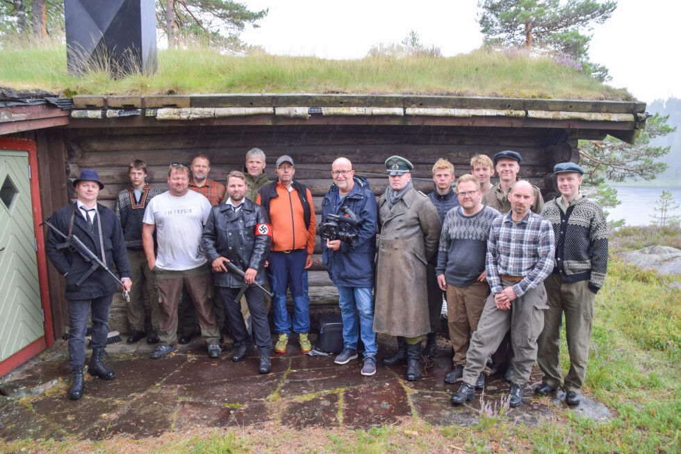 SKUESPILLERE OG CREW: Det var mange folk i sving på opptak på hytta ved Mjålandsvannet. Fra venstre; Tor Arne Flateland, Tarjei Skjegstad Mjåland, Gunnar Flateland, Olav Mjåland (bak), Odd Rune Flateland, Trygve Usterud (bak), Arne Mjåland, Svein Tallaksen, Tom Gullesen, Eivind Skjeggedal (bak),   Ommund Mjaaland, Magnus Flateland (bak), Håkon Mykland Haugås (bak), Jørund Smeland og Lars Morten Usterud. 	FOTO: RAYMOND ANDRE MARTINSEN