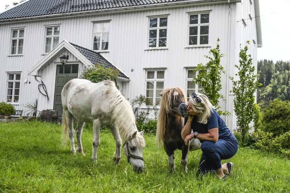 LEGGER NED: Anne Grete Johnson Lien har nå besluttet å legge ned driften på Homlegården, og selge gården og de fleste dyrene.