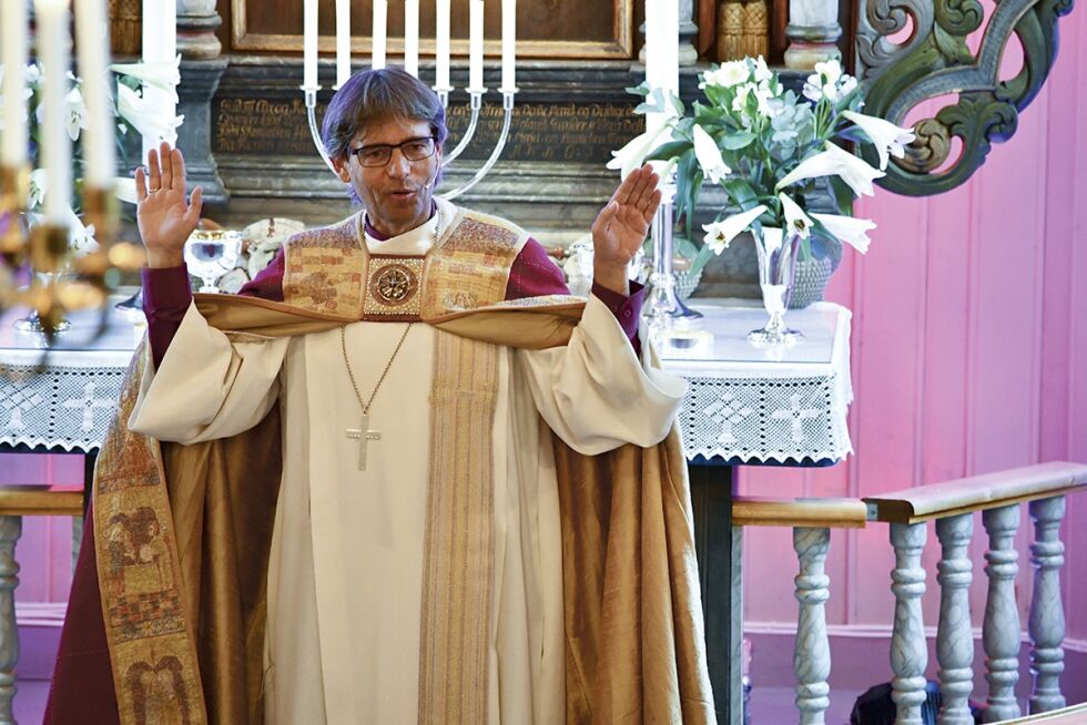 STRÅLENDE: Det ble en meget fin jubileumsgudstjeneste søndag, da biskop Stein Reinertsen deltok i 300-årsmarkeringen.