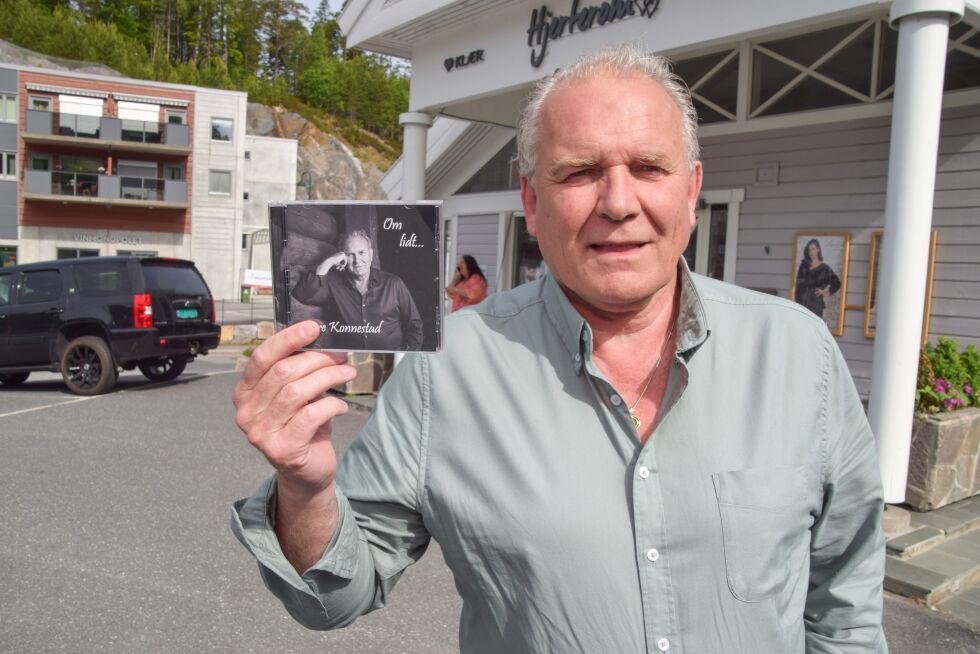 MUSIKK: Tore Konnestad med den nye CD-en sin "Om lidt", som han har spilt inn i samarbeid med blant annet flere frolendinger. FOTO: RAYMOND ANDRE MARTINSEN