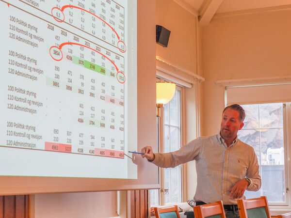 - Det er en minimal administrasjon i Froland kommune