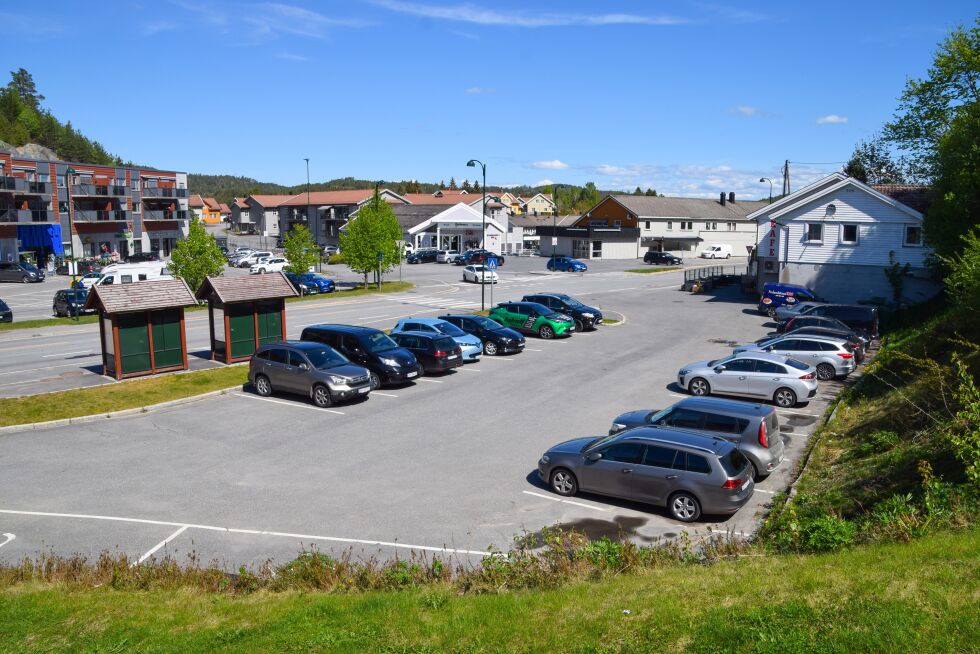 TOMT: Dette området, også kalt "parkeringstomta" mellom kommunehuset og Frolandstaua kan bli solgt. Kommunen har nå sendt ut brev til interessentene. FOTO: RAYMOND ANDRE MARTINSEN