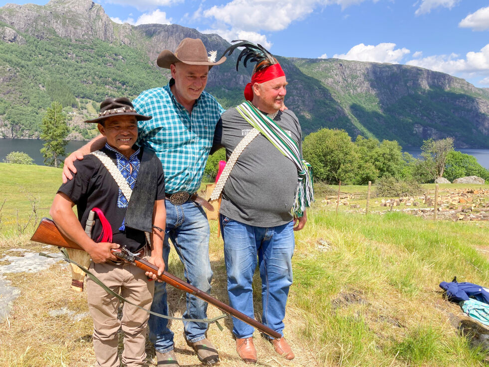 Cowboy Arvid sammen med John Mang fra Burma og Trofisnuk Serhii fra Ukraina. FOTO: ARNFINN LANDSVERK