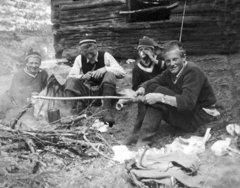Vi fire kamerater varmer oss ved bålet. Fra venstre: Sigmund Tvermyr,  Tore Lyngroth, Oddvar                               Lyngroth,  Åge Tvermyr.  Åge koker visst kaffe i en hermetikkboks. FOTO: Gunnar N. Lyngroth
