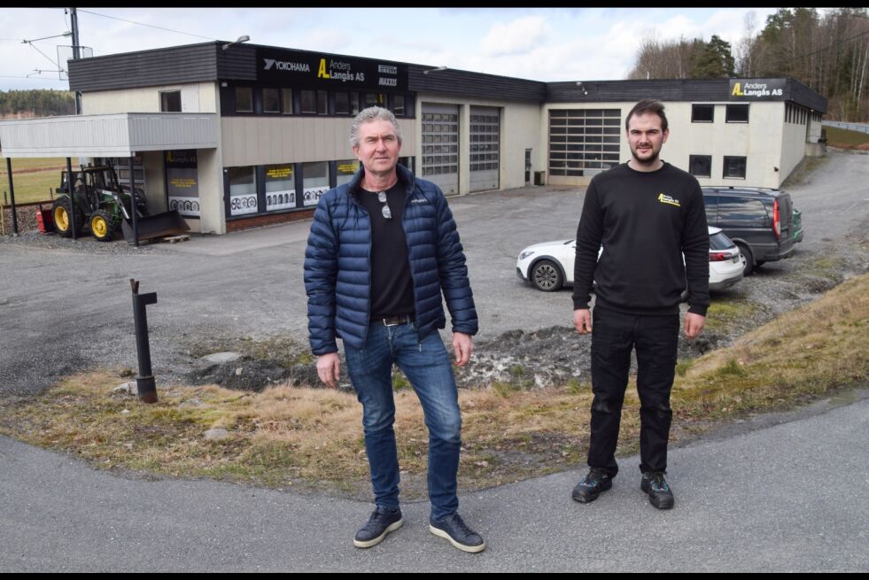 HOVEDBASEN: Anders Langås og Joachim Andersen foran den nye hovedbasen på Messel. Siden våren 2018 har dekkverkstedet vært her, nå har resten av det bedriften tilbyr også kommet på plass. FOTO: RAYMOND ANDRE MARTINSEN
