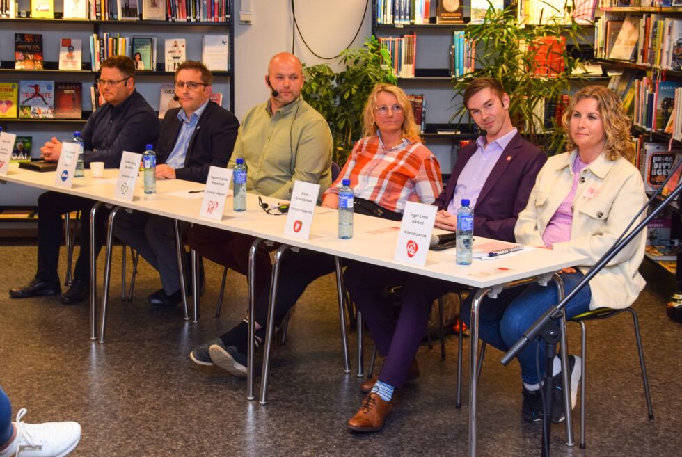 POLITIKK: Nylig var ordførerkandidatene samlet til debatt på Froland folkebibliotek. I panelet satt Inger-Lene Håland (AP), Stian Omdalsmoen (Frp), Ingunn Fjærbu Roppestad (KrF), Frank Bjerg Sigvaldsen (Sp), John Magne Bjerga (Høyre) og Ørjan Sollie (SV). FOTO: RAYMOND ANDRE MARTINSEN