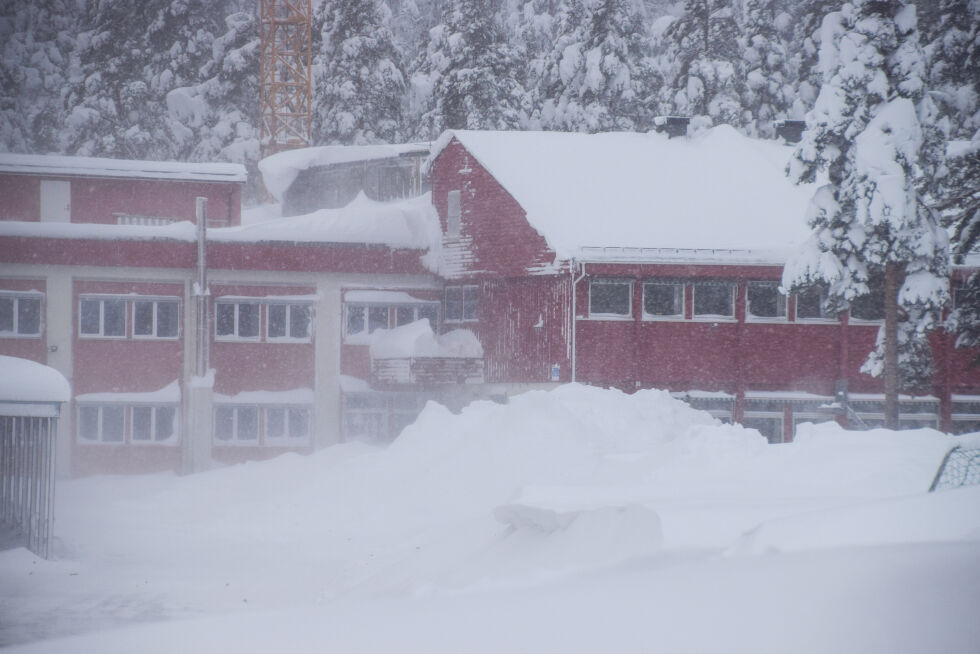SNØ: Froland ungdomsskole dekket i snø. Torsdag blir det kun fire trinn ved barneskolen som får elever på skolen. FOTO: RAYMOND ANDRE MARTINSEN