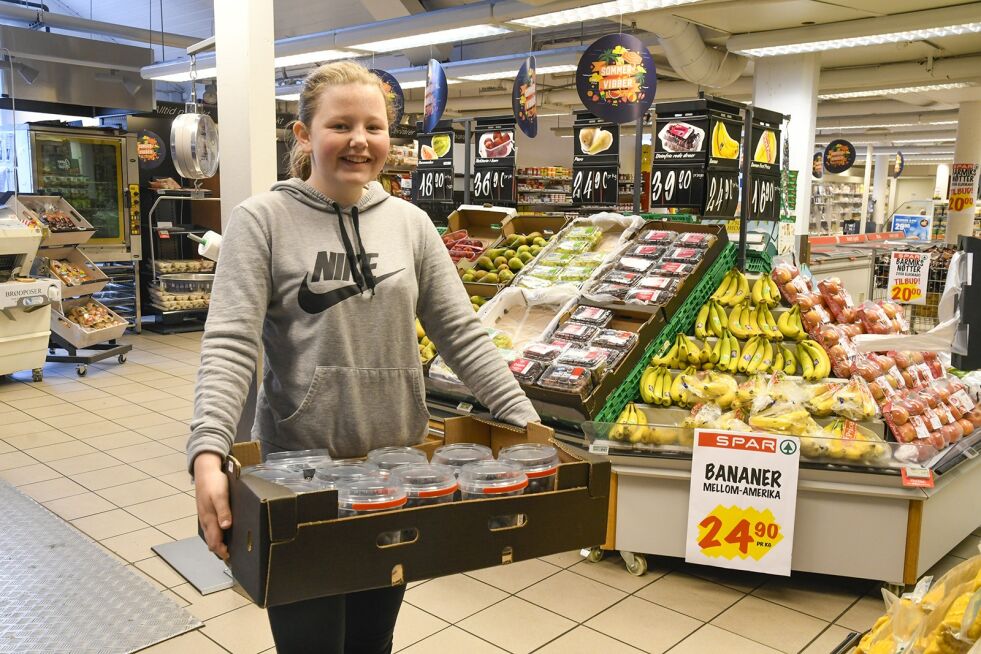 I BUTIKK: Veronica Venemyr hadde arbeidsuke hos Spar Røysland, og hjalp til med en rekke ryddeoppgaver i butikken.