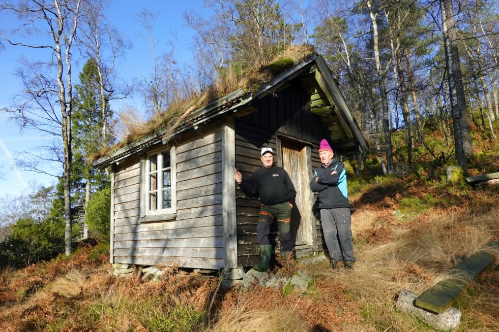 ÅSTED: Ivar Ospevoll og Ståle Haraldstad utenfor hytta på Rudsjordsheia.