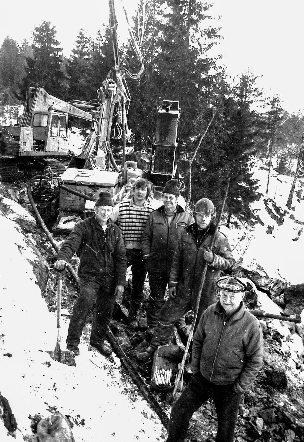 FORNØYDE: Alf Torjussen, i forgrunnen, gleder seg til å få vei til Fjellmannsplass. Veibyggerne bak er Sverre Johansen med sine to sønner, Aldin og William. Mellom dem står entreprenøren, Knut Oveland. Bildet ble tatt vinteren 1982.