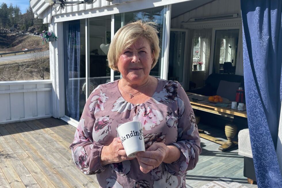 FORNØYD: Påskerebus-vinner Anna Ramse tok gladelig imot den håndlagte Frolending-koppen. FOTO: RACHEL OLSEN
