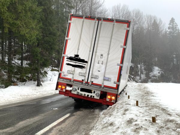 Trailer havnet utenfor veien i Froland