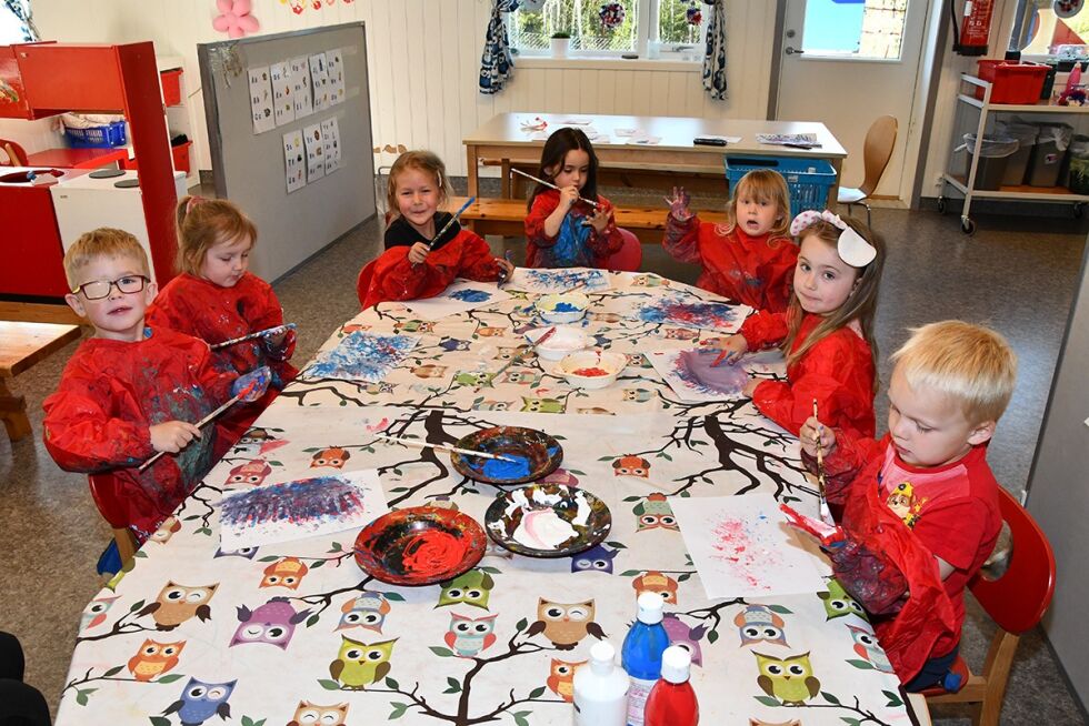 IVRIGE: Syv av ungene på avdeling Knerten ved Blakstadheia barnehage var mandag opptatt med å male håndavtrykk, som egentlig skal være i flaggets farger.