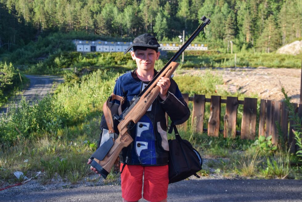 FORNØYD: Selv om skytingen ble forskjøvet litt pga. problemer med børsa, ble Jonas tilfreds med resultatet etter gjennomført skyting.FOTO: RAYMOND ANDRE MARTINSEN