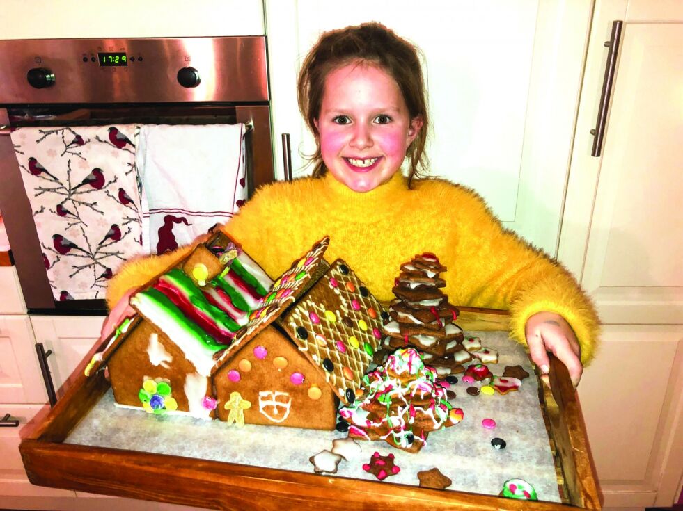 REKKEHUS: Agnes Mathilde Wagner (8) måtte lage rekkehus da det manglet en vegg i ferdigpakken. Det skjeve taket er det imidlertid pappa i huset som er ansvarlig for, det gikk ikke helt etter planen.