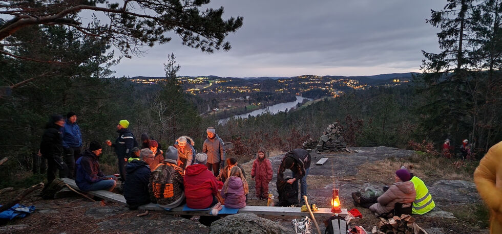 Mange hadde møtt opp for å bli med på tenningen av juletreet på Krossåsen 2. søndag i advent. ALLE FOTO: THOR DAHL JOHNSEN