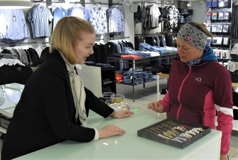 SELGER: Fram til hun begynner på sykepleierstudiet igjen, jobber Terese Eriksen på kjøpesenteret Nissen i Hammerfest sentrum. Her med en kunde på CM-Jeans.