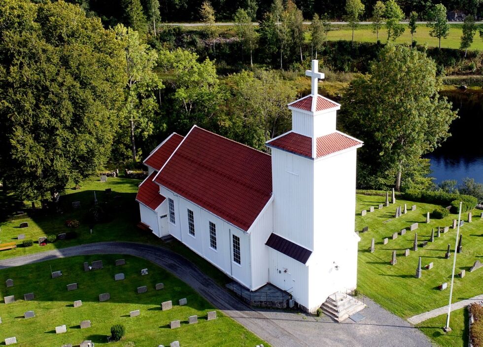 JUBILERER: Froland kirke, en velstelt og vakker 300-åring, fotografert fra fugleperspektiv. DRONEFOTO: BAARD LARSEN/HOMDAL & LARSEN AS.