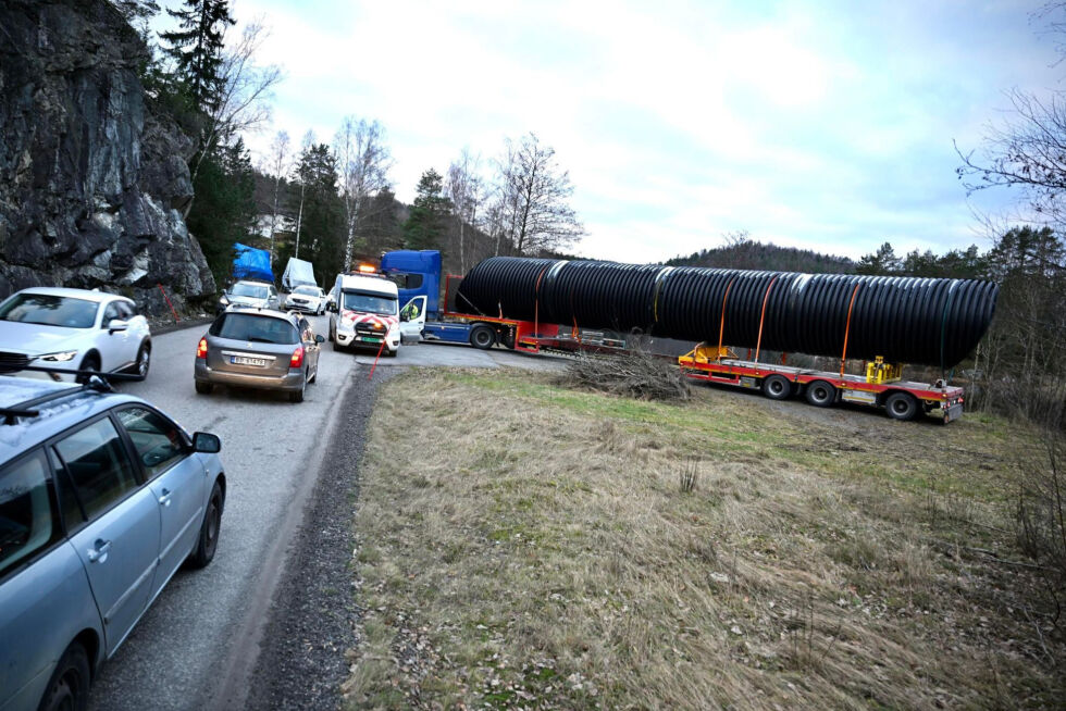 KAOS: Det ble trafikkaos på "omkjøringsveien" mellom Rise og Libru mandag morgen da en lastebil ikke kom under brua i Rossedalen og måtte snu. FOTO: OLAV SVALAND