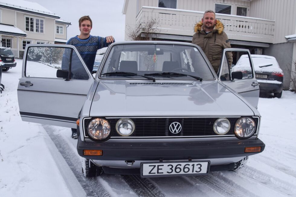 KJØRETØY:  Øyvind Ravnåsen med sin Volkswagen Golf fra 1981. Han og sønnen Vetle (til venstre) bruker ofte bilen i sommerhalvåret. 		FOTO: RAYMOND ANDRE MARTINSEN