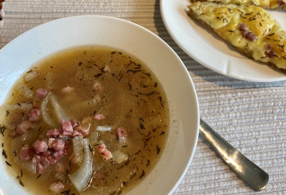 SER GODT UT: Løksuppe og smørbrød med gulost til.