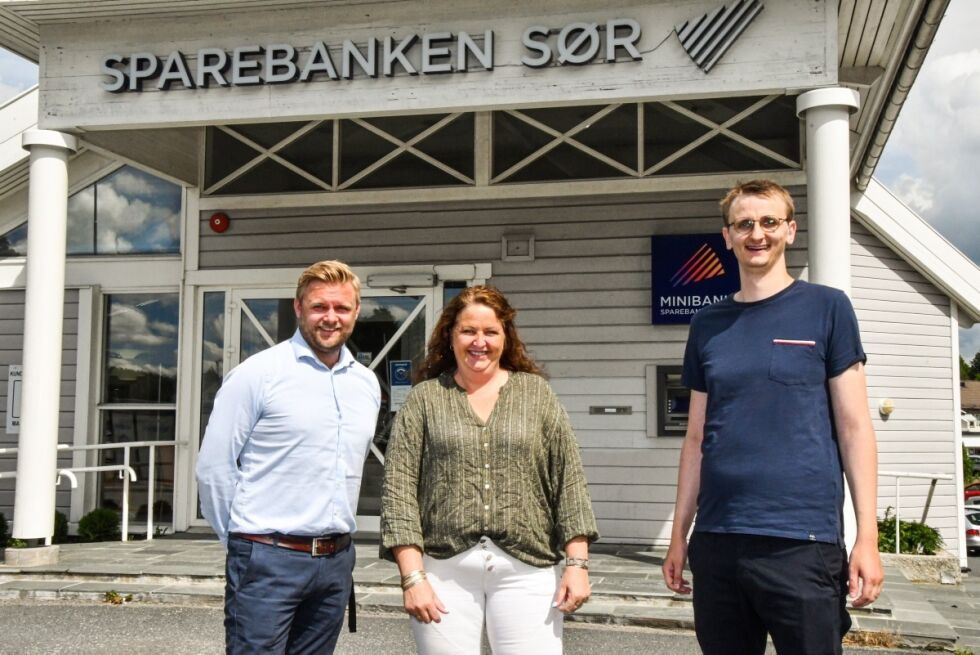 FORNØYDE: Banksjef Per Christian Gundersen, Hilde Eriksen på Hjerterom og kjøperrepresentant Jahn Roald Johansen er fornøyd med avtalene som er inngått.