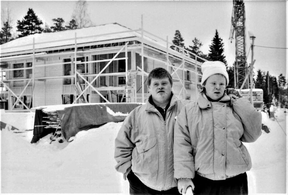 KLARE: Jorunn Nygård og Stig Evertsen foran Bjørkeveien i Neset, noen måneder før de flyttet inn i egne leiligheter. Bildet ble tatt vinteren 1991.